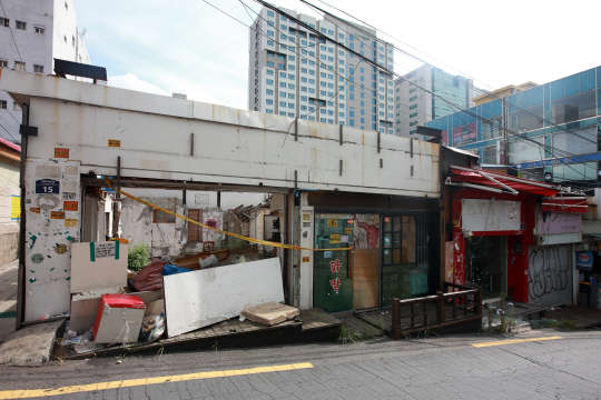 중동호흡기증후군(메르스) 사태와 경기 부진으로 폐업이 속출하면서 영세자영업자 수가 20년 만에 최저치로 떨어졌다. 사진은 이날 서울시내 한 폐업으로 문 닫은 상점.  사진=연합뉴스